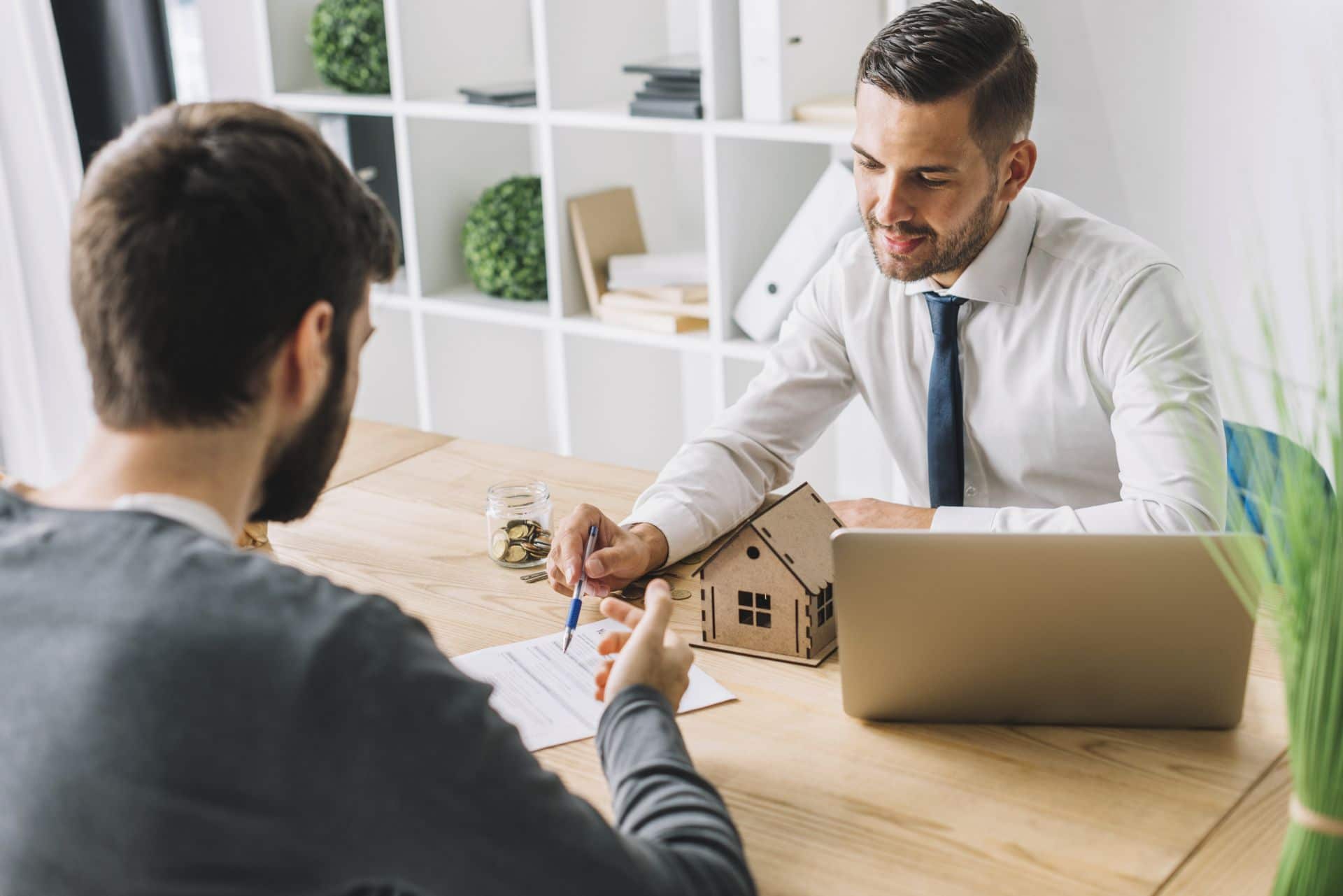 مشاور املاک مناسب برای خرید و فروش املاک را چگونه انتخاب کنیم؟